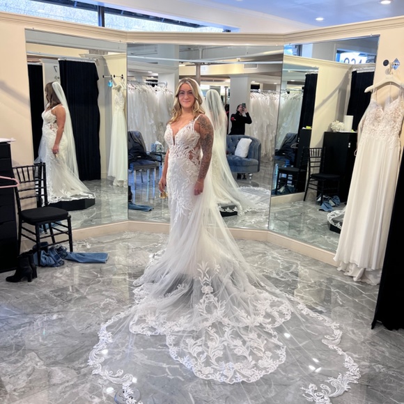 Wedding dress WITH veil - Picture 6 of 7